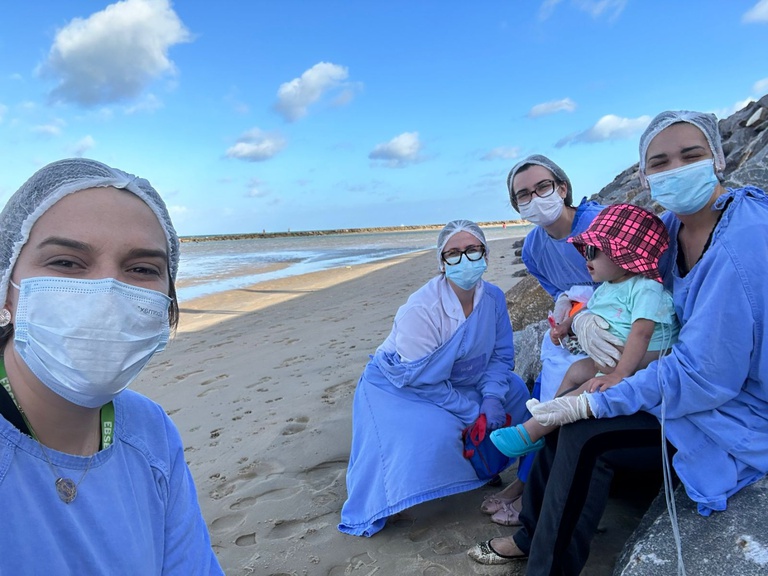Criança em cuidados paliativos no HUOL-UFRN conhece o mar